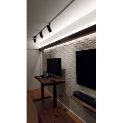 自然木を使用した扉やカウンター、間接照明電球など、細部にまでお客様のこだわりを追求した贅沢なリフォーム