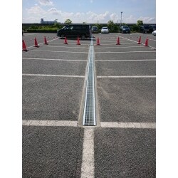 駐車場のグレーチング、変形や欠損して溝の内部にゴミ等がたまりやすく、排水に支障が出ていたので、改修工事を行いました。
U字溝27本、グレーチング24トン54枚使用しました。