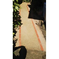 門から玄関までのアプローチの改修工事をさせていただきました。