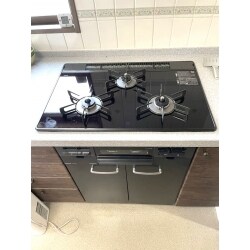 お掃除しやすいガラストップコンロを取り付けしました。