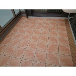 バルコニーにユニット式のタイルを敷き詰めました。