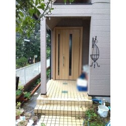 玄関ドア工事をさせていただきました。