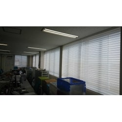 オフィスの窓に立体生地構造調光ロールスクリーンを設置しました。
２層の生地を通して優しい光が室内に差し込みます。