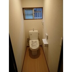 和式トイレから洋式トイレに改修工事をさせていただきました。掃除もしやすく衛生面でも安心です。
