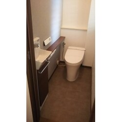 1階と2階のトイレをそれぞれ交換工事をさせていただきました。トイレの入り口ドアは内開きから外開きに変更、1階トイレにはカウンター手洗い器を新設しました。