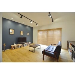中古戸建を購入後、フルリノベーションしたＯ様邸。防湿や防水・断熱などの性能面はしっかりと改善し、限られた空間を暮らしやすく楽しめるよう工夫と検討を重ねました。ＤＩＹを取り入れたり、季節を楽しめるお庭など、ご家族で過ごす時間をより楽しく豊かにするアイデアがたくさんつまっています。お子様達の笑い声に包まれた住まいは、お気に入りの家具や雑貨もなじんで味わい深いものになっています。