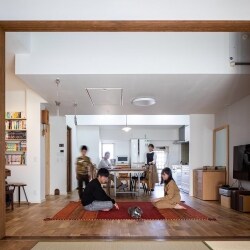 ご主人の実家のマンションを、家族5人と奥様のお父様、愛猫が暮らすためにフルリノベーションしました。
漆喰や無垢材といった自然素材を使い、壁の漆喰はご家族のDIYで仕上げています。
自然素材に包まれた、家族みんなの快適がつまった住まいです。