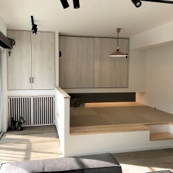 築32年のマンションをフルリノベーション。和室をつなげて明るく広々としたLDKを実現し、キッチンも対面に変更しました。収納を設けた畳コーナーではくつろいだり布団を敷いて寝たりもできます。
