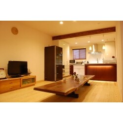 店舗兼住居をリノベーション。
照明効果でおしゃれなキッチンから続くリビング・ダイニング。
シンク部分が対面になっているので配膳も片付けもスムーズ。