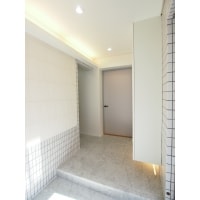 鉄筋コンクリート造2階建て。玄関と在来浴室をリニューアル!