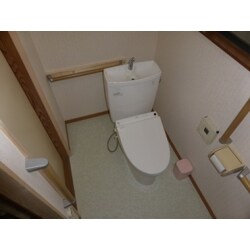 隣同士に二か所あったトイレの部屋を一つにするため、仕切っていた壁を取り壊すことで、広い空間のトイレを確保しました。洋式の便器は比較的新しいものだったので、別のものには変えず部屋の工事をする際外し、また付け直すという施工方法を採用しました。