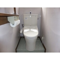 設置した便器はTOTO社製の節水能力の高いものです。１０年前のトイレは一回水を流すごとに13Lを使用していましたが、こちらのタイプは約4.8Lの水の量ですみます。また、　床のクッションフロアも古くなり劣化が進んでいたので新しくはりかえました。