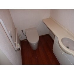タンクレスのシンプルなデザインのトイレなので、施工前に比べて空間が広くなりスッキリとした印象のトイレになりました。