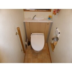 市川市の戸建て　収納便利な温かみのあるデザインのトイレ。