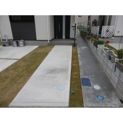 芝生の緑で玄関前を鮮やかに！