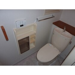 １階便器の交換は、床のクッションフロアと壁天井のクロスの貼り替えの全面改修を行いました。便器に使用したのはTOTO社製のピュアレストEXを導入しました。また、立ちあがりや腰を下ろす際につかまるところが欲しいとのご要望があったので、壁に手すりを新設しました。
２階便器の交換は、床のクッションフロアと壁天井のクロスの貼り替えの全面改修を行いました。便器に使用したのはTOTO社製のピュアレストQRを導入しました。また、手洗い器は既存のまま使用しています。
