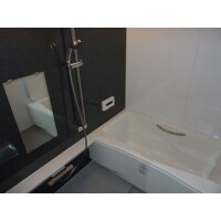 広々としたシックな色合いのお風呂。