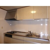 千葉市中央区の戸建て 落ち着いた色合いの機能的なキッチンへ