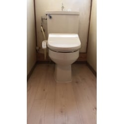水漏れが発生し、白アリ被害にあったトイレの床をやり替えました。
水に強いクッションフロアを使っています。