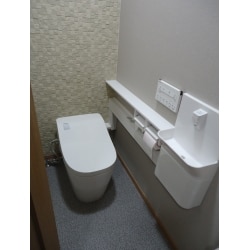 スリムな手洗いカウンター付きタンクレストイレに変えて、広々とした空間になりました！