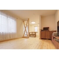 解放感のある筋交壁がリビングダイニングのポイント