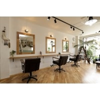 自然素材でスタイリッシュなヘアーサロンを実現