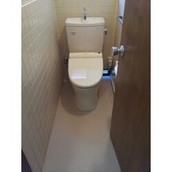 トイレ交換だけでなくドアや床なども交換しました