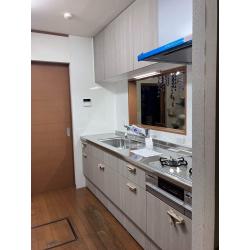 築25年が経過し、建物のあちこちに傷みや老朽化が見られる状態でしたが、特に1階のサービスルームについては「汚れが気になるのできれいにしたい」とのご要望がありました。
また、キッチンやトイレの設備の交換、壊れてしまったドアの修繕など、ご予算内でできる限りのリフォームをご提案・施工させていただきました。
今回の工事は、施設の営業に支障が出ないよう、17時以降の夜間に行いました。住宅街の中にある施設のため、近隣の皆様に騒音などでご迷惑をおかけしないよう、細心の注意を払って作業を進めました。
施設の皆様にも多くのご協力をいただき、無事に工事を終えることができました。本当にありがとうございました。