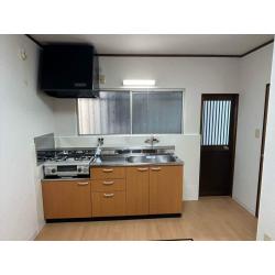 水回りは、設備の入れ替えに加え、床材やクロスの張り替えも行いました。また、和室の畳を新調し、給湯器や洗濯パンも交換。仕上げにお住まい全体のハウスクリーニングも実施し、まるで新築のような仕上がりとなりました。
工事は約2週間で無事に完了。以前お住まいだったお家の退去と、リフォーム後のお引っ越し時期をうまく調整することができたため、ご負担少なくスムーズに新生活をスタートしていただけました。