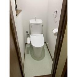 トイレは、奥行きが狭い空間だったため、コストを抑えつつもスッキリ収まるよう、LIXILの「アメージュ」シリーズをご提案しました。便器の前方がやや出っ張る可能性があったため、職人さんと綿密に相談しながら、圧迫感が出ないよう工夫して施工しました。
トイレ交換と同時に内装も一新いたしました。