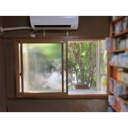 ちょうど国の補助制度「先進的窓リノベ2025事業」が活用できるタイミングでもあり、助成金を利用してお得に工事を実施。
和室や洋室など、計６か所にYKK APの「プラマードU」の内窓を設置しました。すっきりとした見た目に加え、断熱性・防音性が大きく向上。これからの季節も、より快適で心地よい住まいへと生まれ変わりました。