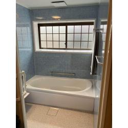 マンションからご実家へお引越しされるタイミングで、「長く使ってきた設備を新しくして、気持ちよく暮らせる住まいにしたい」とのご要望からリフォームをご依頼いただきました。
今回は、在来工法（タイル貼り）の浴室をユニットバスへ交換し、さらに断熱性と快適性を高めるために浴室へ内窓を設置いたしました。また、長年お使いだったキッチンも新しいものへ入れ替え、併せてインターホンも最新の機器へ交換することで、毎日の暮らしがより便利で快適になるようにリフォームを進めさせていただきました。