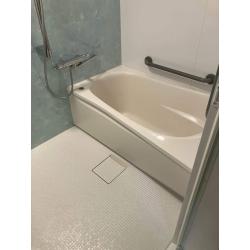 今回の工事では、古くなった在来工法のお風呂をユニットバスにリフォーム。さらに、玄関から洗面室に続くスペースのクッションフロアとクロスの張り替え、長年使用してきたキッチンのレンジフード交換、トイレのウォシュレット交換など、日々の暮らしで「ちょっと気になる」と感じる細かな箇所もまとめて改善しました。
工事期間は6日間で、施工中はお施主様と綿密に打ち合わせを行いながら進めたため、スムーズに工事を完了。新しいTOTO「サザナ」のユニットバスは、ブルーグレーの落ち着いたトーンで心地よく、床やクロスも一新されたことで玄関や洗面室の空間も明るく快適になりました。