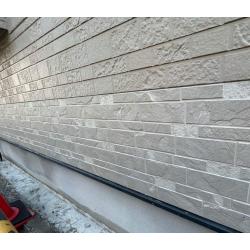 外壁サイディングは、家を風雨や紫外線から守る重要な部分です。
ひび割れや欠け、剥がれなどの破損をそのままにしておくと、雨水が建物内部に浸入し、内部の木材が腐ったりカビが発生したりする恐れがありますので、状況に応じて補修する必要があります。
外壁サイディングは、素材や厚み、模様の種類は多岐にわたり、定期的に仕様が変わるため、築年数の経った建物では、同じものを見つけるのが難しいことも予めご説明させていただきました。