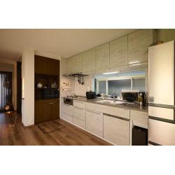 「思い出が詰まったこの家を、これからの暮らしに合うかたちで整えたい」。当社では、家族を大切に想うお客様のお気持ちを丁寧にくみ取り、旅館巡りが趣味というお客様のライフスタイルもヒントにしながら、和の趣とモダンな快適さが調和した、スマートで心地よい空間をデザインしていきました。
また、お客様はSNSを活用して、施工やインテリアの情報を丁寧にリサーチしながら理想図を明確に描かれていました。