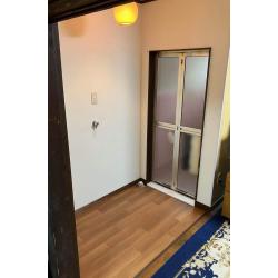 浴室ドア前の床に水が染み込み、内部の腐食が進んでいる状態でした。
さらに、洗濯機後方の壁にも傷みが見られ、見えない部分で劣化が広がっていました。表面だけでは分かりにくく、「気づいた時には傷みが進んでいた」というケースは少なくありません。今回は浴室そのものではなく、傷みが出やすい脱衣スペースを中心に改修を実施しました。
床や壁は下地からしっかりと補修し、水に強い樹脂枠も新たに設置しています。仕上げ後は見た目もすっきりと整い、清潔感のある空間に。早めに対処することで、被害の拡大や大掛かりな工事を防ぐことにもつながります。