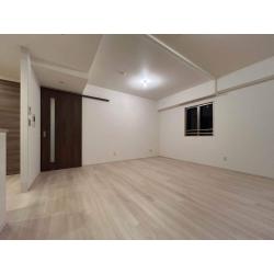 今回は、リビング横の洋室との間仕切り壁を撤去し、リビングダイニング空間を広げる工事を行います。隣接する洋室とひとつの空間につなげることで、開放感のある、使いやすいリビングを目指しました。
工事では、間仕切り壁とクローゼットを解体し、壁・床・天井を丁寧に補修。天井にあった約8mmの段差も、違和感が出ないよう調整しています。あわせて、建具の交換やダウンライト、コンセントの移設も行いました。
インターホンの移設については、マンション指定業者にて対応しています。仕上げにフロアタイルとクロスを貼り、間取り変更工事は完了しました。