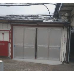 柱があり、大きな機械が入らないため、柱を取り払って４枚引き戸のドアに変更します。建物はプレハブですが、柱は構造物なのでなくしてしまうと屋根が落ちてきてしまいます。そこで、柱を抜いたあと「ラーメン構造」という補強をしながら施工をしていきました。工事は実働で５日間です。