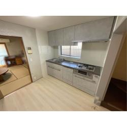 換気扇の故障をきっかけに、住まい全体のリフォームをご依頼いただきました。
築25年の木造住宅で、経年による傷みや使いづらさを感じておられたため、和室・キッチン・洗面脱衣所・玄関収納・窓まわりなどを中心に、約3週間の工事を行いました。
和室は下地からやり直し、クロス仕上げですっきり明るい空間に。玄関収納は新調し、清潔感のある玄関へと生まれ変わりました。