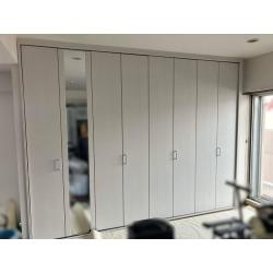 リビングのクローゼット、洋室のクローゼット、玄関収納を交換いたしました。
色は、空間をスッキリ明るく見せてくれる白色を採用させていただきました。