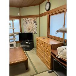 今回は、原因となる結露を改善するための和室の断熱工事を中心に、キッチンの取替えやクロス工事、トイレ交換など住まい全体のリフォームを行いました。
和室は断熱材の施工や内窓の設置を行い、クロス仕上げに変更。畳や襖も新しくして、落ち着いた雰囲気の空間に生まれ変わりました。
また、キッチンはクリナップ「ラクエラ」に交換し、収納や使い勝手にもこだわったプランに。廊下や階段のクロス貼り替え、1階トイレの交換もあわせて施工しました。
約20日間の工事で、水まわりと内装が新しくなり、明るく快適なお住まいになりました。