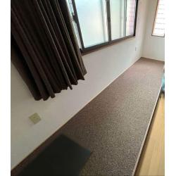 今回のご相談は、ご主人のデスクスペースから発生する音についてでした。
デスクのあるお部屋の真下が奥様の居室となっており、椅子を動かすたびに「ガタガタ」と音が響いてしまうことにお悩みでした。
これまでは市販の防音シートを敷いて対策されていましたが、十分な効果が得られず、根本的な改善をご希望されていました。
そこで今回は、床を一度解体し、防音性能を高める工事をご提案しました。