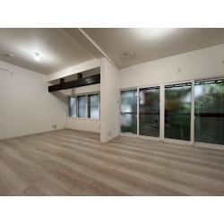 奥様が生まれ育ったご実家。
約40年間、実家を離れていましたが、空き家になったことをきっかけに、ご家族の新しい住まいとして受け継ぐことを決意されました。
今回の工事は大規模なリフォームとなるため、週に1度の「工程会議」を提案・実施いたしました。
工程会議では、施工中の進捗・確認・追加工事や変更が必要な個所などを綿密に打ち合わせを行いました。
工事内容を「見える化」し、一つひとつご納得いただきながら進めることで、安心してお任せいただける体制を整えました。