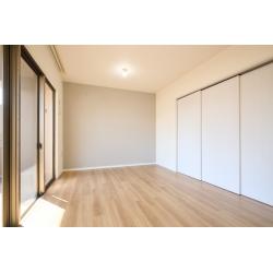 当初は新築も検討されたそうですが、ご予算とのバランスを考え、中古マンションを購入し、自分たちらしくリフォームすることを選ばれました。今回、給湯器を電気温水器からエコキュートへ変更したいというご要望を受け、お施主様と管理会社だけでの確認では工事がスムーズに進まない可能性があると判断しました。そこで、担当者が管理会社へ直接確認を行いながら、ご要望の実現に向けてプランニングを進めました。大きな間取り変更は行わず、既存の間取りを活かしながら、必要な部分にしっかり手を入れていく方針でプランニングを進めました。
