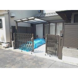 １階の窓木製サッシは、全てアルミサッシに交換しました。
玄関ポーチには、ご趣味のボートを置くためのスペースを作りました。ブロック塀はユンボで解体し、新たにカーポートとシャッターを取り付けて見違えるようになりました。青いブルーシートで覆われているのがボートです。
浴室のサイズは、そのままにユニットバスへと交換いたしました。