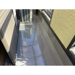 これまではホームセンターで売っている防水の材料を使いご自身でメンテナンスしていました。しかし塗り残しがあったりヒビ割れを補修しきれなかったりと、お悩みが出てきてしまったためご相談くださいました。当社のことは「ラッピングバス広告」で知ったそうで、そこからお電話にてお問合せいただきました。

市販の材料と業者用のものは性質が違うため、一度左官工事でもともとついていた塗料を「絶縁」させる必要があります。こちらの作業に一日。そこから防水のための材料を塗り、上からトップコートを塗って、計４日間で完了になります。