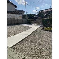 広大なお庭とエクステリアのリフォームになります。季節になると草が生い茂ってお手入れが大変だった広いお庭。さらには水はけが悪く、雨が降ると水が溜まって足元が悪くなっていたそうです。
今回は家の周りをひとまわりメンテナンスし水はけのための排水計画も同時進行しながら、防草シートを張り、砂利を敷き詰めました。古くなっていたアプローチ部分は新たにコンクリートを打設して、最後に門柱と門扉をつけたら防犯面でも安心な、立派なお庭の完成です。
