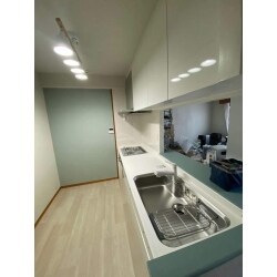 キッチンリフォーム工事完成になります。
人気のスリム型レンジフードで、見た目がスタイリッシュなだけではなく、清掃性の高さも人気の理由です。
お客様のお選びになったPanasonicのレンジフード「ほっとくリーンフード」は、自動でお掃除してくれるので、面倒なファン掃除が10年不要といわれています。
油のたまる「ラクウォッシュプレート」と「リング」は１年に一度、食器洗い乾燥機で洗えばOKなのでお掃除も楽々できます。
床・壁・天井も張り替えたことで一気に洋風のキッチンに仕上がっています。また、グリーンのアクセントクロスが良いアクセントになっています。