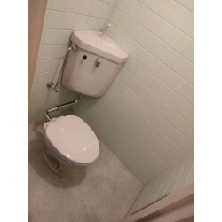 タイル張りの和式トイレを洋式トイレに交換のご希望で、床もタイルからクッションフロアへ交換します。
便器を和式から洋式にすることで、内開きのドアが干渉してしまうため、ドアも取り替えることになりました。
「できるだけ予算を抑えたい」とのご要望から、ドアのまわりの木枠は既存のものを活かしました。