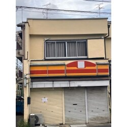 一部のモルタル壁が大きく崩れて道路上に重なっている状態でした。交通量の多い通りで、通行人の妨げにならないようすぐに足場を組んで作業を開始するため、警察の道路使用許可を取り、スピーディーに工事を進めていきました。
壁が崩れた原因は雨漏りでした。経年劣化や壁面の防水処理の甘さにより、防水シートや木部に水が入りこんで傷んでしまいます。傷んだ壁はもろくなり、地震や強風などの少しの揺れでも落下の危険性が上がってしまいます。
一見、普通に見えても、内部で傷みが進んでいることもありますので、10年に1度はメンテナンスをすることをおすすめいたします。